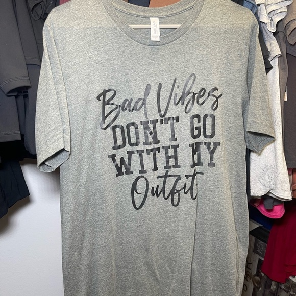 Bad Vibes Don’t Go With My Outfit Gray Graphic T-Shirt - Picture 1 of 5